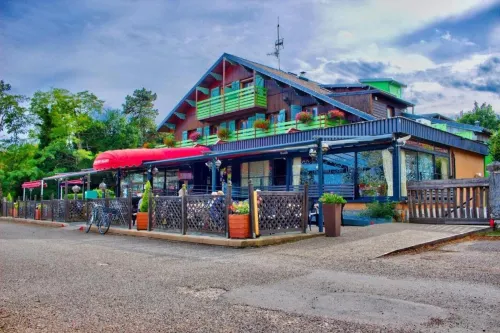 Logis Hôtel Restaurant le Chalet du Mont Roland Hotels in Dole