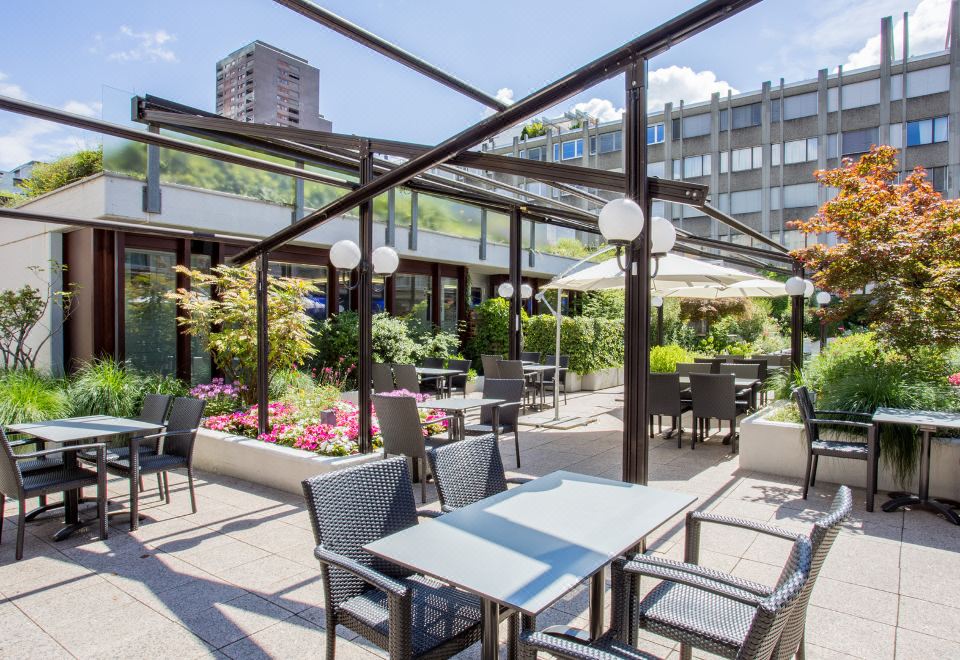 4. Crowne P..