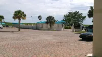 Lakeshore Resort and Marina - parking