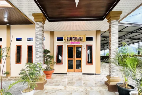 RedDoorz @ Gunari Guest House Merek Karo