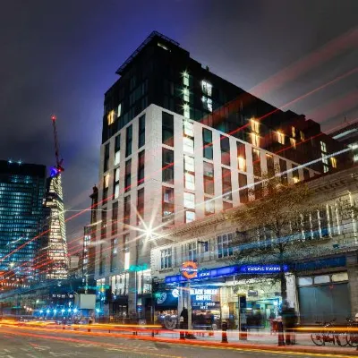 Leonardo Hotel London Aldgate Отели рядом с достопримечательностью «Небоскреб «Хирон-Тауэр»»