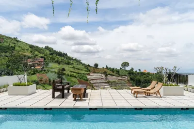 Jaden Hill Mountain City View Villa 8 Bedrooms with a Private Heated Swimming Pool and a Movie Room Hotell i Desa Sindanglaya