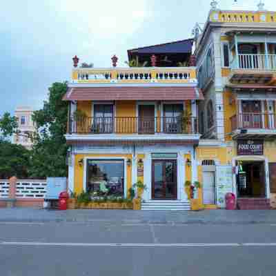 La Plage Seaview Suites Hotel Exterior