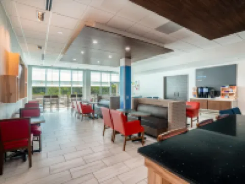 亞特蘭大機場東北哈皮維利智選假日套房酒店 黑普維爾酒店