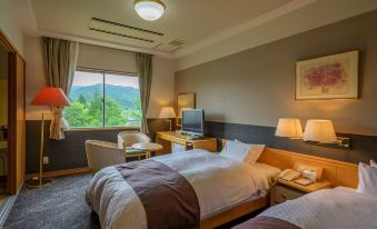 3. Hotel Se..