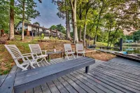 》Stunning Memphis Lake Front Home《