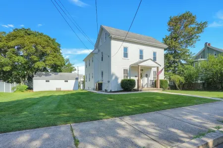Huckleberry House - 2 Bedroom Apartment Fenced Backyard