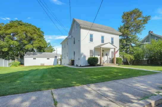 Huckleberry House - 2 Bedroom Apartment Fenced Backyard