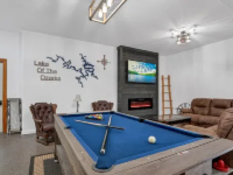 Lakefront Lodge / Cabin / Retreat - Huge Niangua Frontage w/ Beach 拉塞爾酒店