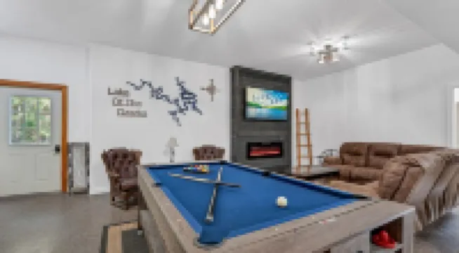 Lakefront Lodge / Cabin / Retreat - Huge Niangua Frontage w/ Beach