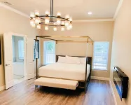 4 beds/ 3 bedrooms/ Family & Pet Friendly