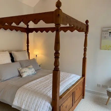 Peaceful hideaway with scenic views. Hot-tub & dog-friendly walled garden