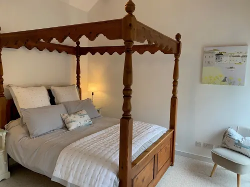 Peaceful hideaway with scenic views. Hot-tub & dog-friendly walled garden