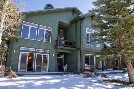 Snowcreek Mammoth Mountain & Golf Course View Home. Family & Pet-Friendly!
