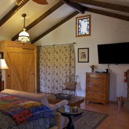 Private Cottage “Storybook Barn”