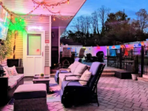 The Good Vibez House! Mini Golf Course,Heated Pool,Hot Tub,Game Room,Angel Wing Hotels in Commack