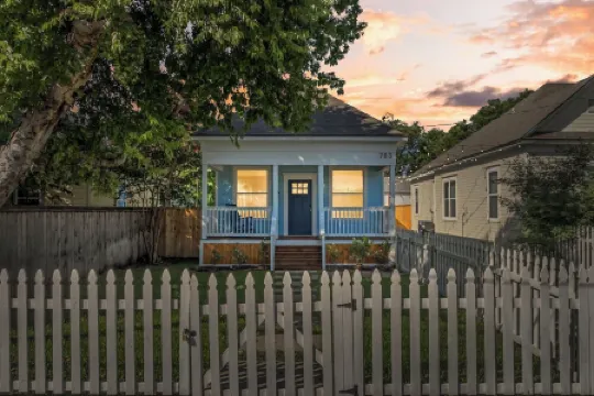 ONLY 4 BLOCKs to Magnolia-Hot tub-Texas Bell in Waco