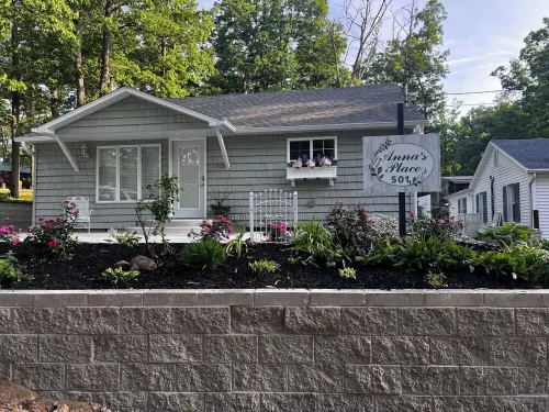 Relax & Unwind at Anna's Place! Stylish interior, gardens + a beautiful patio.