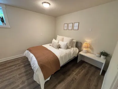 Convenient modern 2br home, 5 mins from airport. Big Lots 주변 호텔