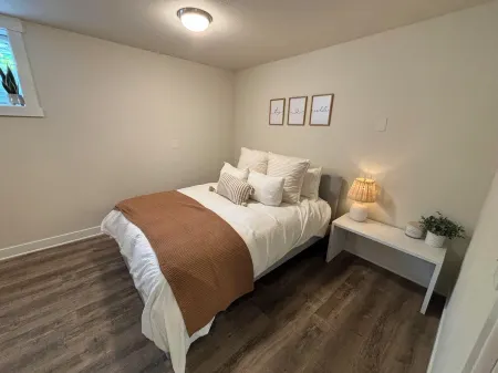 Convenient modern 2br home, 5 mins from airport.