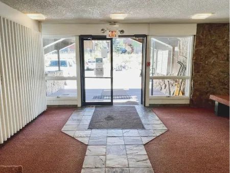 Hidden Mountainside Escape - 2Br/1BA Condo with AC! Отели рядом с достопримечательностью «Сода Спринг»