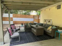 Washington House: Steps to Dwtn; Backyard oasis with fire pit/pool table/games