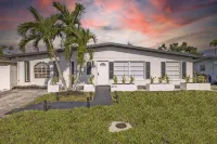 Luxury family friendly WATERFRONT home with a POOL, PLAYGROUND, FIREPIT & BEACH Executive Bullion附近的飯店