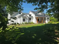 Coastal Farmhouse-located in "The Best Coastal Small Town in America" -USA Today