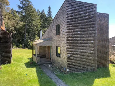 Amazing ocean views, relaxing home surrounded by nature.
