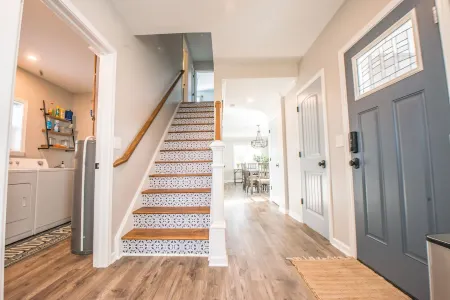 KING Master En-Suite- BRAND NEW Home- Buffalo's Best Kept Secret! Отели рядом с достопримечательностью «Cheektowaga Volunteer Firemen's Memorial Park»