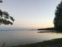 Cozy & New - Walk to Lake Michigan & Northport's shops, restaurants, and bars.
