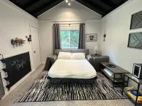 Charming home- Downtown Cody - Sleeps up to 9! Detached GAME ROOM with bed!