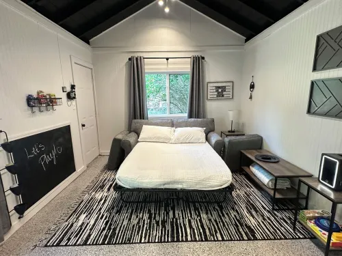 Charming home- Downtown Cody - Sleeps up to 9! Detached GAME ROOM with bed!