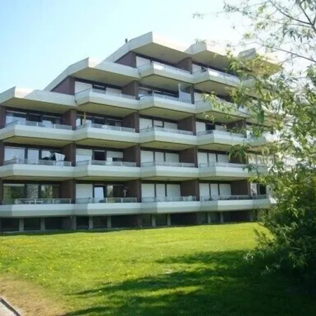 Lovingly renovated apartment with large balcony right on the dyke