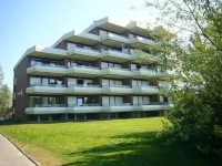 Lovingly renovated apartment with large balcony right on the dyke