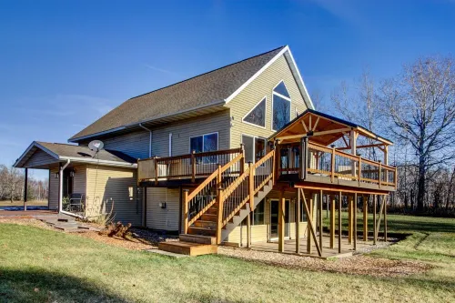 Private - 7 bed 3 bath Lake Cabin +Hot Tub +Dock +2 Pedal Boats +2 canoes +Sauna