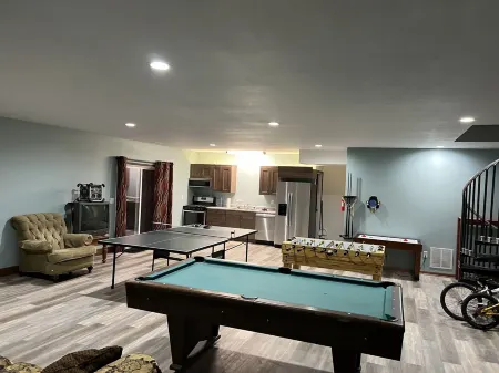 4 Bdrm 4 Bath Lake front Lake Sinissippi home