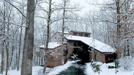 Beautiful, Spacious Poconos Cabin, Pool Table, 15 mins to Shawnee Ski mountains Отели в г. Леман тауншип