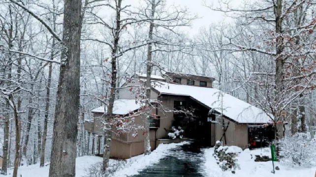 Beautiful, Spacious Poconos Cabin, Pool Table, 15 mins to Shawnee Ski mountains