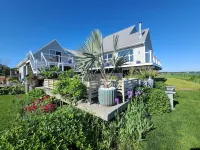 Hamptons Waterfront Escape/ Hot Tub & Resort Style