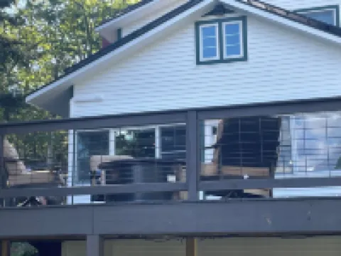 Crisp and Clean Lakefront Home sleeps 8 in 4 Bedrooms