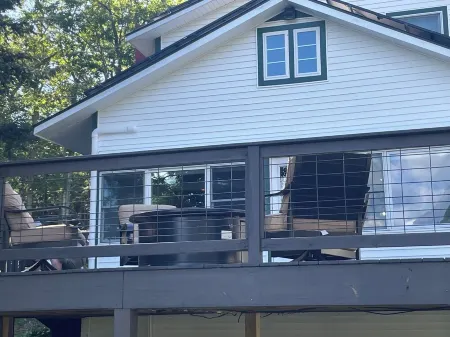 Crisp and Clean Lakefront Home sleeps 8 in 4 Bedrooms