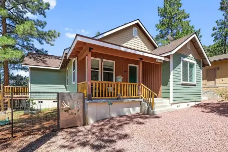 Wandering Pines - Scenic and peaceful getaway Отели в г. Строберри