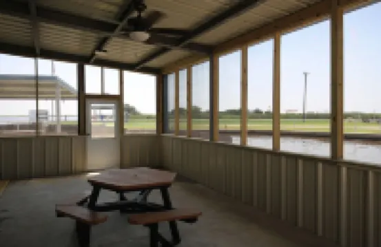 Park your boat in front of the Fishermen's Cottage! Screened in patio.