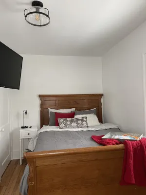 Cozy Cottage located near Czech Village and Newbo areas in Cedar Rapids, IA Hotels near Walmart Supercenter