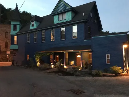 Directly across from the Old Jail, historical & surreal, ground floor 2 bedroom