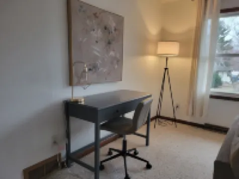 The Gwen // Charming 2-bedroom upstairs apartment in quiet duplex