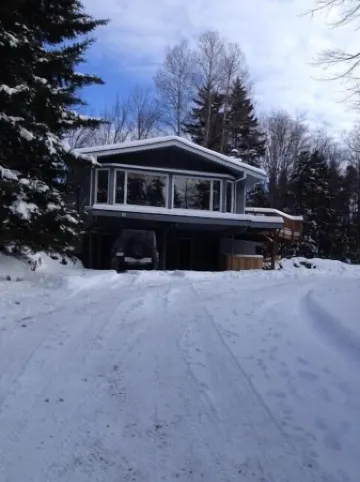 Cozy Tree Like House.  Walk to Market & Rest. Low Rates. 1 Mile to MT Snow.