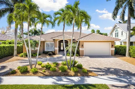 5 Minute Walk to Beach & JW Marriott, Fantastic SW Pool Exposure, Designer Home Отели рядом с достопримечательностью «Парк Каксамбас Бот»