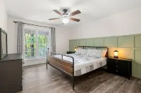 Charming Lakehouse /w boat dock and heated pool Hotel dekat Lake Lanier Islands